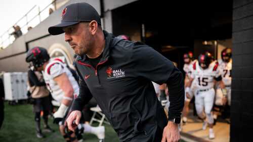 中国裁判组将首次执法男足亚洲杯决赛.